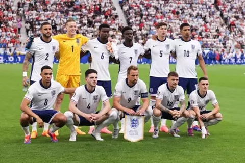 رامسديل يعود ووجوه شابة جديدة.. قائمة منتخب إنجلترا لمواجهتي اليونان وأيرلندا